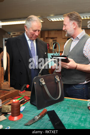 Le Prince de Galles reçoit un cadeau d'un organisateur et un sac à main pour la duchesse de Cornwall par la société Leather Satchel Co. Lors d'une visite à Royal Albert Dock, Liverpool, Célébrer le nouveau statut royal du Dock avant le 175e anniversaire de son ouverture par Prince Albert en 2021. Banque D'Images