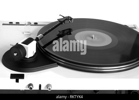 En cas d'argent platine avec la rotation d'un disque vinyle avec étiquette rouge isolé sur fond blanc. Photo noir et blanc horizontal vue arrière libre Banque D'Images