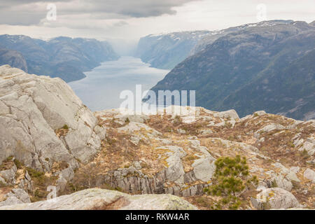 Voir à partir de la voie de Preikestolen en Norvège. Banque D'Images