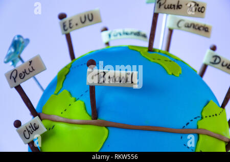 Monde en miniature avec des fanions de différents pays et de petit avion, billet d'Concept. Banque D'Images