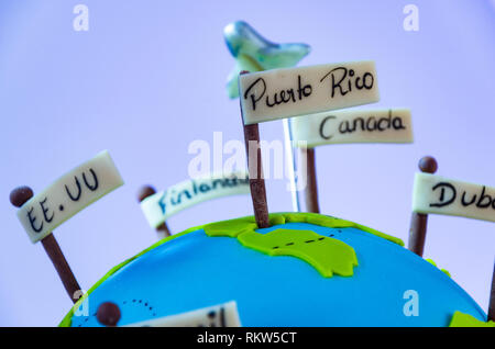 Monde en miniature avec des fanions de différents pays et de petit avion, billet d'Concept. Banque D'Images