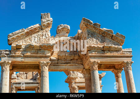 Le Tetrapylon (porte monumentale) sur un site archéologique d'Helenistic ville d'Aphrodisias dans l'ouest de l'Anatolie, la Turquie. Banque D'Images