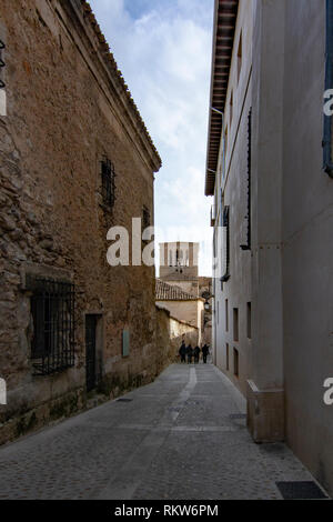 Cuenca, Espagne ; Février 2017 : passage entre de vieilles maisons dans le centre historique de Cuenca. Banque D'Images