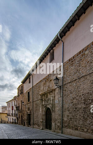 Cuenca, Espagne ; Février 2017 : passage entre de vieilles maisons dans le centre historique de Cuenca. Banque D'Images