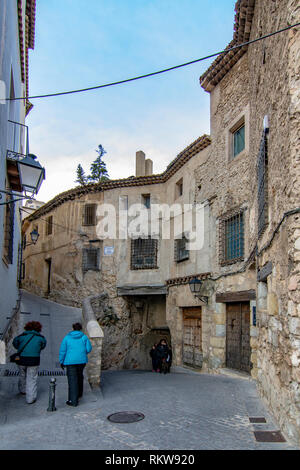 Cuenca, Espagne ; Février 2017 : les touristes se promener par passage entre de vieilles maisons dans le centre historique de Cuenca. Banque D'Images