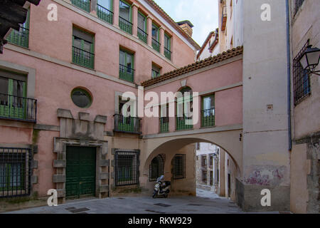 Cuenca, Espagne ; Février 2017 : passage entre de vieilles maisons dans le centre historique de Cuenca. Banque D'Images