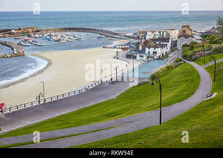 La magnifique vue depuis le front de jardins à l'homme célèbre port de Cobb, Lyme Regis avec le quai des bateaux et yachts. West Dorset. L'Angleterre Banque D'Images