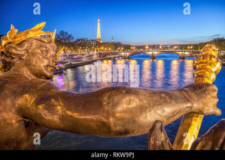 Pont Alexandre III contre la tour Eiffel la nuit à Paris, France Banque D'Images