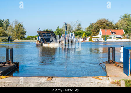 Reedham ferry sur la rivière Yare à Norfolk avec une forte marée d'exécution. Banque D'Images