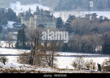 Le conte de Eastnor Castle sur un des hivers enneigés jour. Eastnor, Herefordshire, Angleterre. Banque D'Images