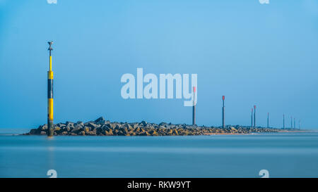 Les défenses de la mer en mer Palling à Norfolk se composent d'épis de rochers construit à partir de 15 tonnes de roches. Banque D'Images