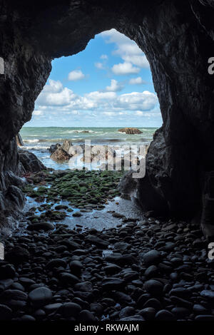 Vue sur la mer depuis l'intérieur d'une grotte. Banque D'Images