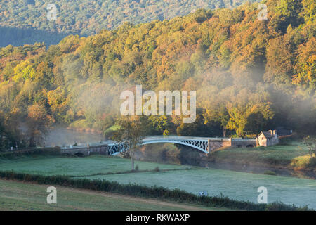 Bigsweir bridge dans la basse vallée de la Wye entouré de brume du matin. Banque D'Images