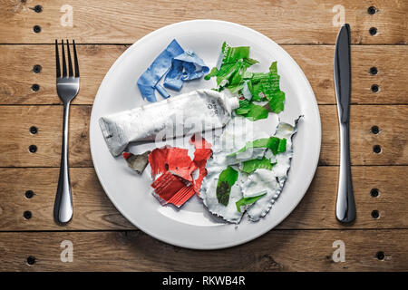 Un repas composé de déchets plastiques. Banque D'Images