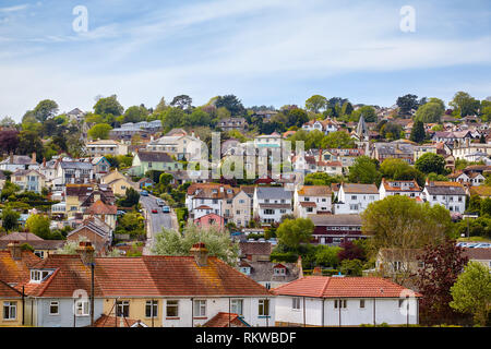 Le point de vue de l'établissement de maisons de la petite ville de Lyme Regis sur la pente de la colline. West Dorset. L'Angleterre Banque D'Images