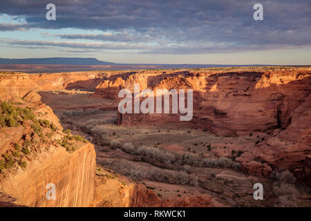 Aube sur Cameron donnent sur au Canyon de Chelly National Monument. Banque D'Images