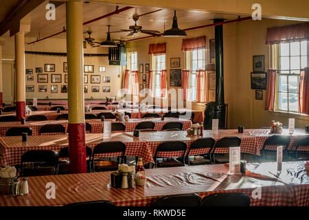 Intérieur de la Samoa Cookhouse offrant des repas de style familial ainsi qu'un musée forestier. Banque D'Images