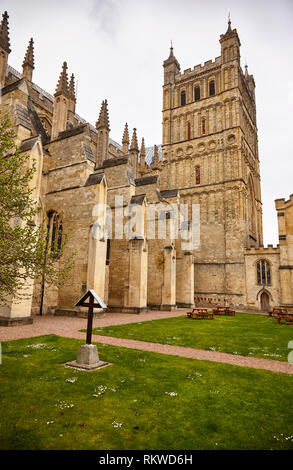 La tour sud et le mur de la cathédrale d'Exeter renforcée par l'arcs-boutants. Exeter. Devon. L'Angleterre Banque D'Images