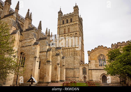 La tour sud et le mur de la cathédrale d'Exeter renforcée par l'arcs-boutants. Exeter. Devon. L'Angleterre Banque D'Images