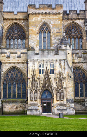 La vue sur le côté nord de la cathédrale d'Exeter (Cathédrale de l'église de Saint Pierre) à l'entrée gothique couverte par le statues sculptées de la sai Banque D'Images