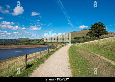 À côté du chemin de pierre Colombe réservoir, Greenfield, Peak District, l'Angleterre. Banque D'Images