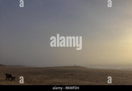 Poole, Dorset, UK. 12 Février, 2019. Une magnifique journée et puis la brume de mer. Puis le soleil perce et il a commencé à rouler aussi vite qu'il était venu. Suzanne crédit McGowan / Alamy Live News. Banque D'Images