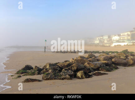 Poole, Dorset, UK. 12 Février, 2019. Une magnifique journée et puis la brume de mer. Puis le soleil perce et il a commencé à rouler aussi vite qu'il était venu. Suzanne crédit McGowan / Alamy Live News. Banque D'Images