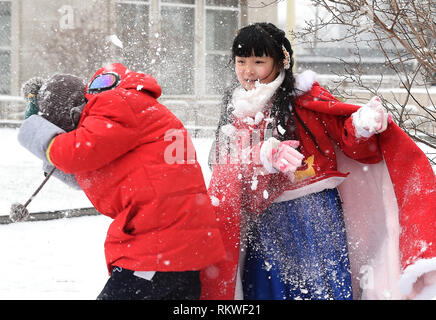 (190212) -- BEIJING, 12 février 2019 (Xinhua) -- Deux enfants jouent avec la neige sur la route de Pékin, capitale de la Chine, 10 févr. 12, 2019. Une chute de neige a frappé Beijing mardi. (Xinhua/Wang Yuguo) Banque D'Images