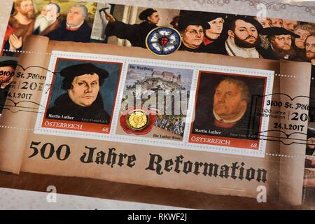 12 février 2019, la Thuringe, Erfurt : un pli premier jour de l'Autriche du 24 janvier 2017 fait partie d'une collection historique de Martin Luther qui est affichée dans le monastère des Augustins. Il contient des timbres, enveloppes premier jour, cartes postales, timbres et pièces avec des motifs sur 'Martin Luther et la réforme". Les documents comprennent dix fichiers avec un total d'environ 1200 pages. La collection couvre une période de 150 ans et s'étend dans la réforme 2017. Photo : Martin Schutt/dpa-Zentralbild/dpa Banque D'Images