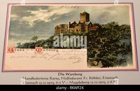 12 février 2019, la Thuringe, Erfurt : Une carte postale à la main avec le motif de la château de Wartburg à partir de 1903 fait partie d'une collection historique de Martin Luther qui est affichée dans le monastère des Augustins. Il contient des timbres, enveloppes premier jour, cartes postales, timbres et pièces avec des motifs sur 'Martin Luther et la réforme". Les documents comprennent dix fichiers avec un total d'environ 1200 pages. La collection couvre une période de 150 ans et s'étend dans la réforme 2017. Photo : Martin Schutt/dpa-Zentralbild/dpa Banque D'Images