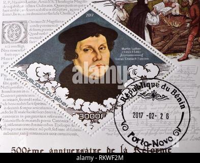 12 février 2019, la Thuringe, Erfurt : timbre du Bénin avec le portrait du réformateur fait partie d'une collection historique de Martin Luther qui est affichée dans le monastère des Augustins. Il contient des timbres, enveloppes premier jour, cartes postales, timbres et pièces avec des motifs sur 'Martin Luther et la réforme". Les documents comprennent dix fichiers avec un total d'environ 1200 pages. La collection couvre une période de 150 ans et s'étend dans la réforme 2017. Photo : Martin Schutt/dpa-Zentralbild/dpa Banque D'Images