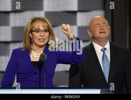 Philadelphie, Pennsylvanie, USA. 27 juillet, 2016. Ancien représentant des États-Unis Gabby Giffords (Démocrate de l'Arizona) fait de remarques au cours de la troisième session de la Convention nationale démocrate de 2016 à la Wells Fargo Center de Philadelphie, Pennsylvanie, le mercredi, Juillet 27, 2016. Son mari Mark Kelly regarde droit de crédit : Ron Sachs/CNP/ZUMA/Alamy Fil Live News Banque D'Images