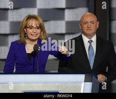 Philadelphie, Pennsylvanie, USA. 27 juillet, 2016. Ancien représentant des États-Unis Gabby Giffords (Démocrate de l'Arizona) fait de remarques au cours de la troisième session de la Convention nationale démocrate de 2016 à la Wells Fargo Center de Philadelphie, Pennsylvanie, le mercredi, Juillet 27, 2016. Son mari Mark Kelly regarde droit de crédit : Ron Sachs/CNP/ZUMA/Alamy Fil Live News Banque D'Images