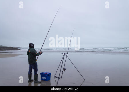 Man Sea pêche au bar de la plage, Irlande Banque D'Images