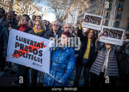 Barcelone, Espagne. 12 février 2019. Plusieurs travailleurs du ministère de l'économie et des finances sont vus au cours de la protestation montrant des pancartes. Des centaines de travailleurs et de fonctionnaires de l'office de tourisme de la Catalogne sont sortis pour manifester leur solidarité avec les prisonniers politiques sur leur premier jour de procès. Les travailleurs du ministère de l'économie ont bloqué la circulation de la Gran Vía pendant la manifestation. Credit : SOPA/Alamy Images Limited Live News Banque D'Images