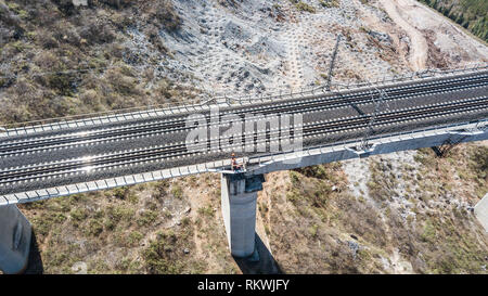 (190212) -- LIUPANSHUI, 10 févr. 12, 2019 (Xinhua) -- photo aérienne prise le 12 février 2019 contrôle des techniciens montre Tiansheng pont du chemin de fer de montagne Wumeng Shanghai-Kunming dans la zone, au sud-ouest de la province du Guizhou en Chine. Pont de chemin de fer de techniciens, avec une charge de travail croissante, a travaillé avec soin pour assurer des ponts pour la Fête du Printemps les rush. (Xinhua/Tao Liang) Banque D'Images