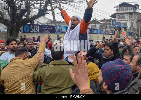 12 février 2019 - Srinagar, Jammu & Kashmir, Inde - un manifestant NHM vu crier des slogans anti gouvernement pendant la manifestation à Srinagar..NHM (mission nationale de santé) les employés en ont pris pour une manifestation de protestation contre le gouvernement marche vers le Raj Bhavan à Srinagar. Les employés qui ont été en grève depuis ces trente derniers jours exigent la régularisation d'une manière progressive, à travail égal, salaire égal" et autres prestations de sécurité sociale. La police a utilisé des matraques sur les protestataires et beaucoup d'entre eux ont été arrêtés pendant la manifestation. (Crédit Image : © Idrees Abbas/SOPA des images à l'aide de Zuma sur le fil) Banque D'Images