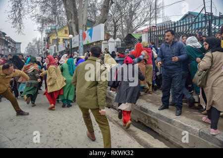 12 février 2019 - Srinagar, Jammu & Kashmir - Membres du Jammu-et-Cachemire sont vus police matraque de charge sur le NHM employés au cours de protester à Srinagar.NHM (mission nationale de santé) les employés en ont pris pour une manifestation de protestation contre le gouvernement marche vers le Raj Bhavan à Srinagar. Les employés qui ont été en grève depuis ces trente derniers jours exigent la régularisation d'une manière progressive, à travail égal, salaire égal" et autres prestations de sécurité sociale. La police a utilisé des matraques sur les protestataires et beaucoup d'entre eux ont été arrêtés pendant la manifestation. (Crédit Image : © Idrees Abbas/SOPA des images à l'aide de Z Banque D'Images