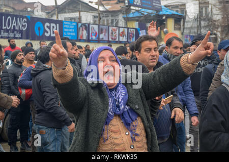 12 février 2019 - Srinagar, Jammu & Kashmir - un manifestant NHM vu crier des slogans anti gouvernement pendant la manifestation à Srinagar.NHM (mission nationale de santé) les employés en ont pris pour une manifestation de protestation contre le gouvernement marche vers le Raj Bhavan à Srinagar. Les employés qui ont été en grève depuis ces trente derniers jours exigent la régularisation d'une manière progressive, à travail égal, salaire égal" et autres prestations de sécurité sociale. La police a utilisé des matraques sur les protestataires et beaucoup d'entre eux ont été arrêtés pendant la manifestation. Credit : Idrees Abbas/SOPA Images/ZUMA/Alamy Fil Live News Banque D'Images