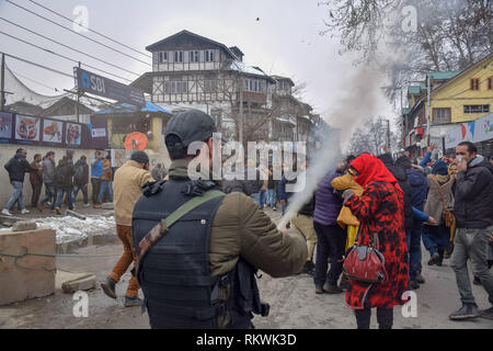 12 février 2019 - Srinagar, Jammu & Kashmir - Jammu-et-Cachemire, membre de la police vu la pulvérisation de gaz au poivre pour disperser la NHM employés pendant la manifestation à Srinagar.NHM (mission nationale de santé) les employés en ont pris pour une manifestation de protestation contre le gouvernement marche vers le Raj Bhavan à Srinagar. Les employés qui ont été en grève depuis ces trente derniers jours exigent la régularisation d'une manière progressive, à travail égal, salaire égal" et autres prestations de sécurité sociale. La police a utilisé des matraques sur les protestataires et beaucoup d'entre eux ont été arrêtés pendant la manifestation. (Crédit Image : © Idrees Abbas/SOPA Images vi Banque D'Images