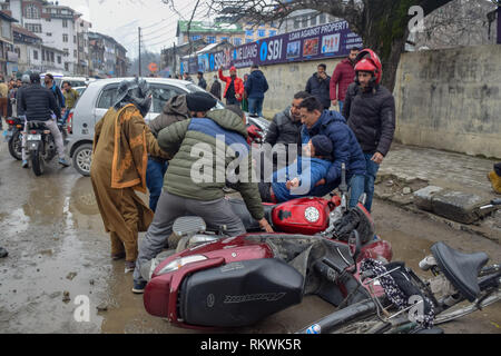 12 février 2019 - Srinagar, Jammu & Kashmir - NHM employés sont vus dispersés comme agents de police utilisé des matraques sur eux au cours de la protestation à Srinagar.NHM (mission nationale de santé) les employés en ont pris pour une manifestation de protestation contre le gouvernement marche vers le Raj Bhavan à Srinagar. Les employés qui ont été en grève depuis ces trente derniers jours exigent la régularisation d'une manière progressive, à travail égal, salaire égal" et autres prestations de sécurité sociale. La police a utilisé des matraques sur les protestataires et beaucoup d'entre eux ont été arrêtés pendant la manifestation. (Crédit Image : © Idrees Abbas/SOPA des images à l'aide de fil de Zuma Banque D'Images