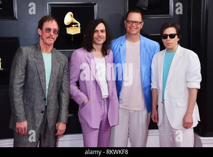 Los Angeles, CA, USA. 10 fév, 2019. Rivers Cuomo, Patrick Wilson, Brian Bell, et Scott Shriner du groupe de rock américain Weezer aux arrivées pour 61e Grammy Awards - Arrivals 3, Staples Center, Los Angeles, CA 10 février 2019. Credit : Tsuni/Everett Collection/Alamy Live News Banque D'Images