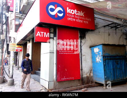 12 février 2019 - Kolkata, Bengale occidental, Inde - un homme vu marcher en face de la Banque Kotak Mahindra..DISTRIBUTEUR AUTOMATIQUE DE Kotak Mahindra Bank pour l'opération a commencé dans certains endroit en vue de Kolkata. (Crédit Image : © Avishek Das/SOPA des images à l'aide de Zuma sur le fil) Banque D'Images