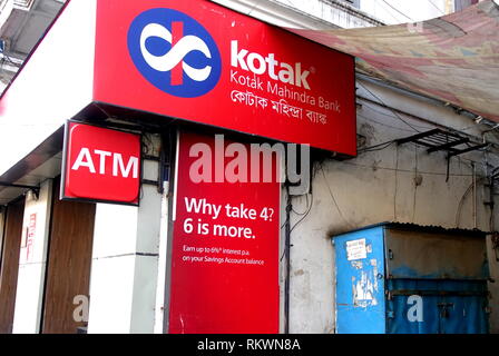 12 février 2019 - Mumbai, Inde, Inde - DISTRIBUTEUR AUTOMATIQUE DE Kotak Mahindra Bank pour l'opération a commencé dans certains endroit en vue de Kolkata. (Crédit Image : © Avishek Das/SOPA des images à l'aide de Zuma sur le fil) Banque D'Images