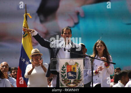 Caracas, Venezuela. 12 Février, 2019. Juan Guaido (M.), l'auto-proclamé président intérimaire, aborde de nombreux opposants au gouvernement lors d'une manifestation dans la capitale vénézuélienne. Guaido a appelé les forces armées pour ouvrir les frontières et de permettre l'acheminement des secours à la population qui souffre. Guaidó a annoncé que les livraisons seraient introduits dans le pays à partir du 23 février. Credit : Rafael Hernandez/dpa/Alamy Live News Banque D'Images