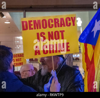 Glasgow, Ecosse. 12 février 2019. Les manifestants se rassemblent pour une manifestation pour les douze dirigeants catalan qui sont à l'essai en Espagne. Cette manifestation était sur le étapes Buchanan Street, à Glasgow, en Écosse. Banque D'Images
