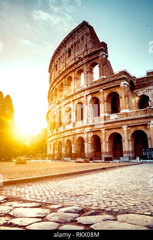 L'antique Colisée à Rome au coucher du soleil Banque D'Images