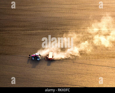 Tracteur travaillant dans les champs, vue aérienne Banque D'Images