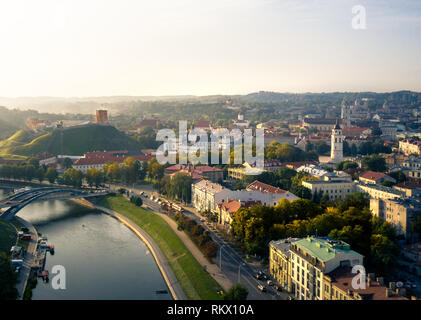 La vieille ville de Vilnius et la Tour de Gediminas Panorama aérien Banque D'Images