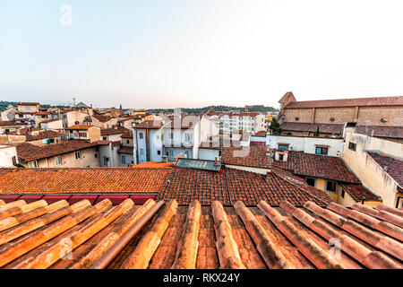 Firenze ou Florence, Italie ville historique avec l'architecture de toit sur soirée d'été coucher du soleil cityscape skyline aerial high angle view from urban rooftop Banque D'Images